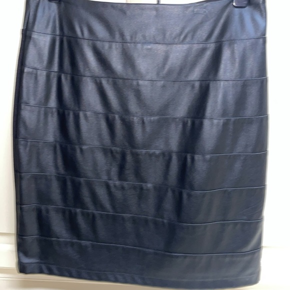 Lena Gabrielle Layered Tiered Faux Leather Pencil Skirt Edgy Knee Length Size 8 - Picture 5 of 9